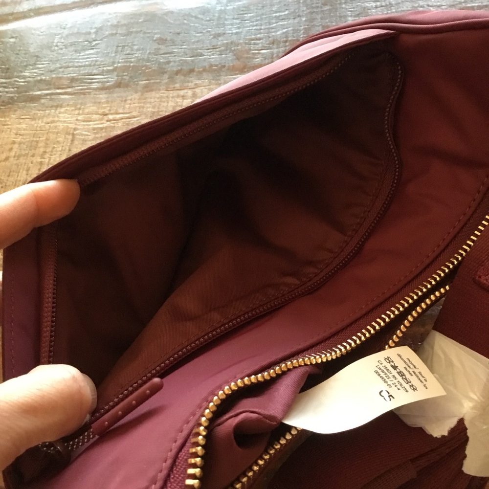 NEW Lululemon Adjustable Mini Shoulder Bag Wine Berry/Gold 3L - Picture 15 of 15